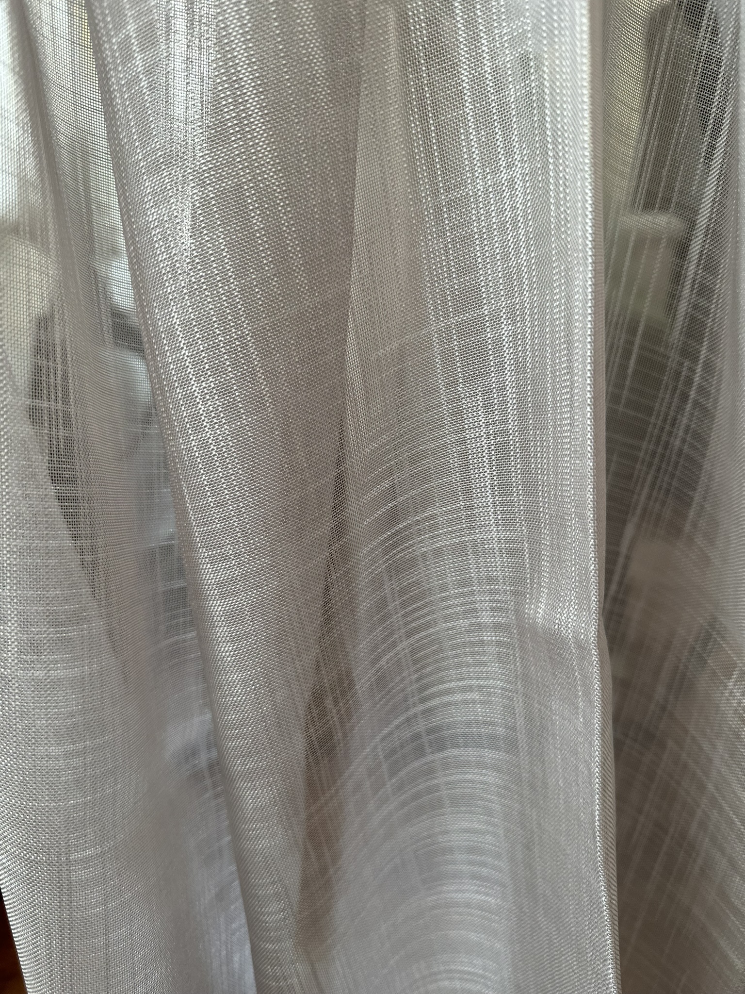 Ptextil - Тънко мрежесто перде Сантаса в кафяв цвят, с перделък Тънко мрежесто перде Сантаса в кафяв цвят, с перделък