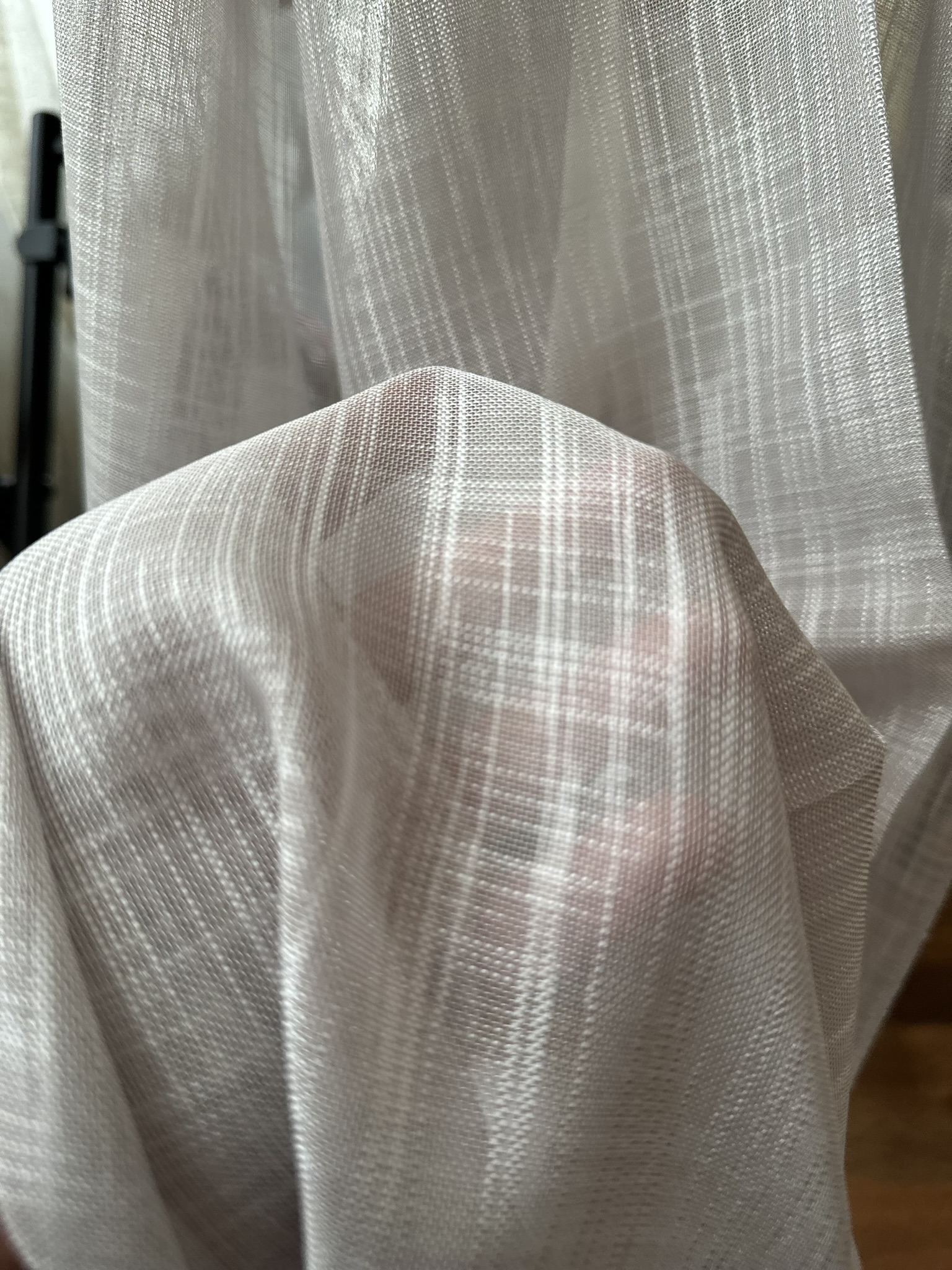 Ptextil - Тънко мрежесто перде Сантаса в кафяв цвят, с перделък Тънко мрежесто перде Сантаса в кафяв цвят, с перделък - Image 5