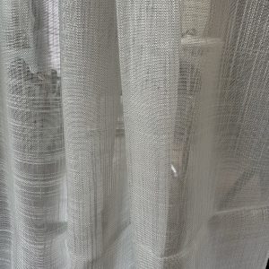 Тънко мрежесто перде Сантаса в цвят екрю, с перделък