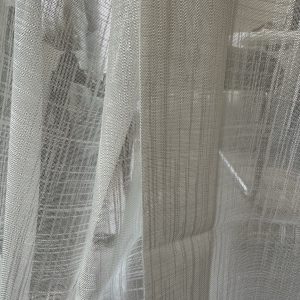 Тънко мрежесто перде Сантаса в млечно бял цвят, с перделък