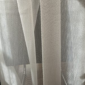 Тънко мрежесто перде в кафяв цвят, с перделък