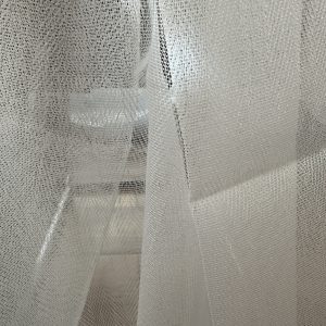 Тънко мрежесто перде в бежов цвят, с перделък