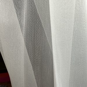 Тънко мрежесто перде в екрю цвят, с перделък