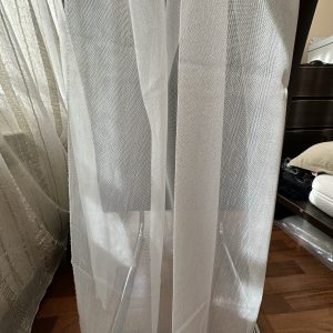 Тънко мрежесто перде в сив цвят, с перделък