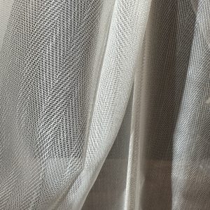 Тънко мрежесто перде в цвят екрю, с перделък