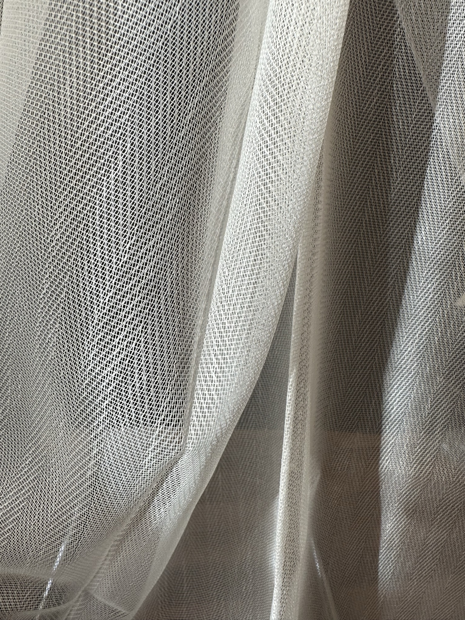 Ptextil - Тънко мрежесто перде в цвят екрю, с перделък Тънко мрежесто перде в цвят екрю, с перделък