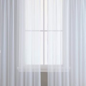 Тънко фино тюлено перде в бял цвят с фини сребристи нишки